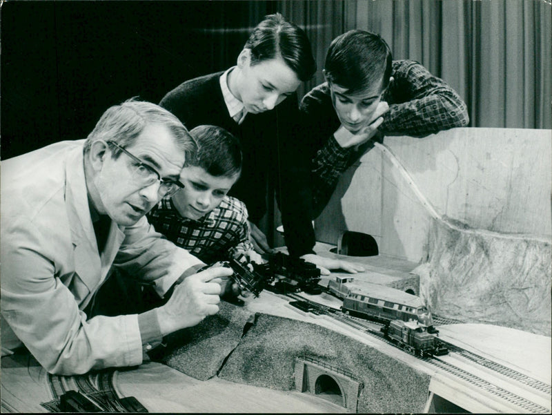 MOES MODEL BUILDING CASKS LOLLOUSTIRES WANT WAGENTIAPEN FENEWS DIS - Vintage Photograph