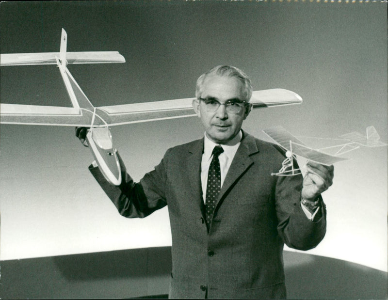 MOES CASKS NOT OUR MODEL BUILDING KIT ARD BASTE ISEND WIT - Vintage Photograph