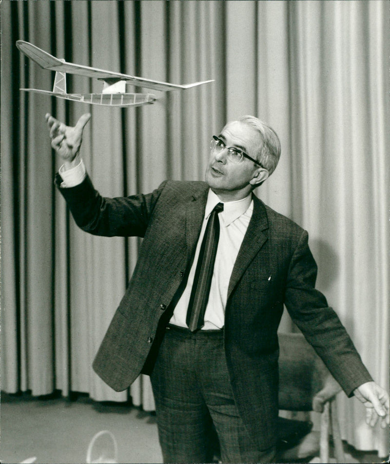 MOES MODEL BUILDING CASKS FRIEDRICH KARL RIES MAKES THI - Vintage Photograph