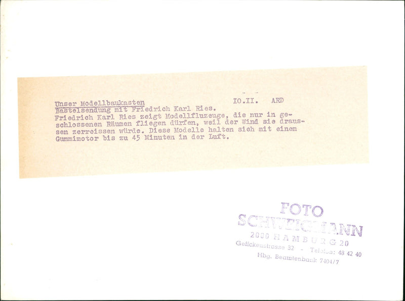 MOES MODEL BUILDING CASKS HODELLLUZEUGE CAN ONLY FLY ENCLOSED SPACES - Vintage Photograph