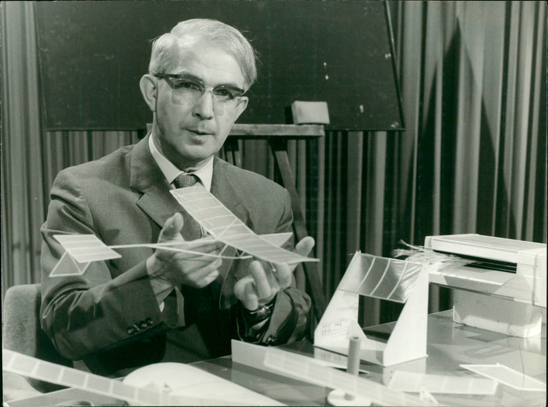 MOES MODEL BUILDING CASKS HODELLLUZEUGE CAN ONLY FLY ENCLOSED SPACES - Vintage Photograph