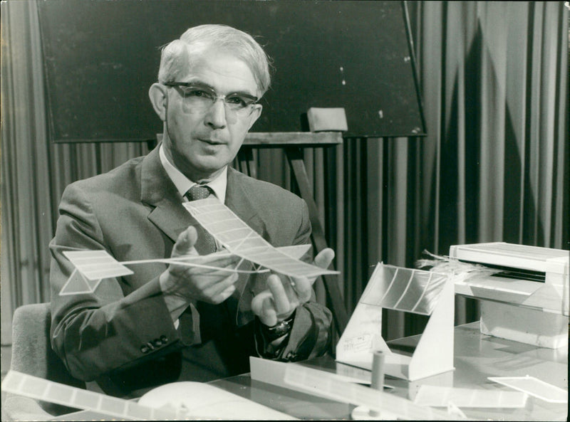 MOES CASKS MODEL BUILDING KIT IOII ARD CRAFT TRIEDRICH KARL RIES - Vintage Photograph