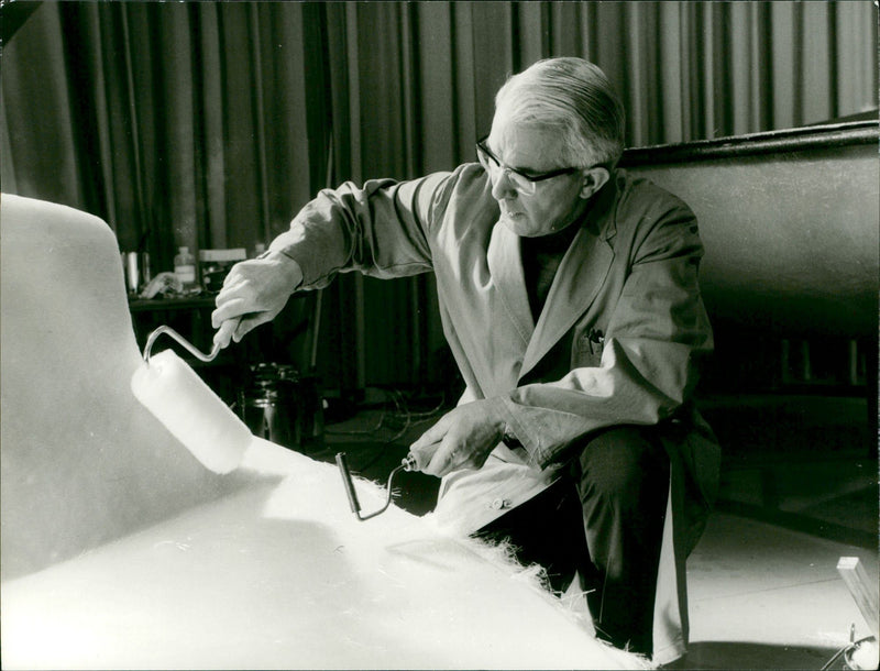 MOES MODEL BUILDING CASKS FRIEDRICH KARL RIES SHOWS HOW - Vintage Photograph