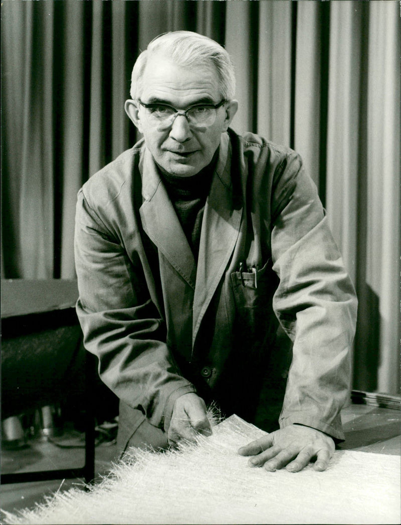 MOES MODEL BUILDING CASKS FRIEDRICH KARL RIES SHOWS HOW - Vintage Photograph