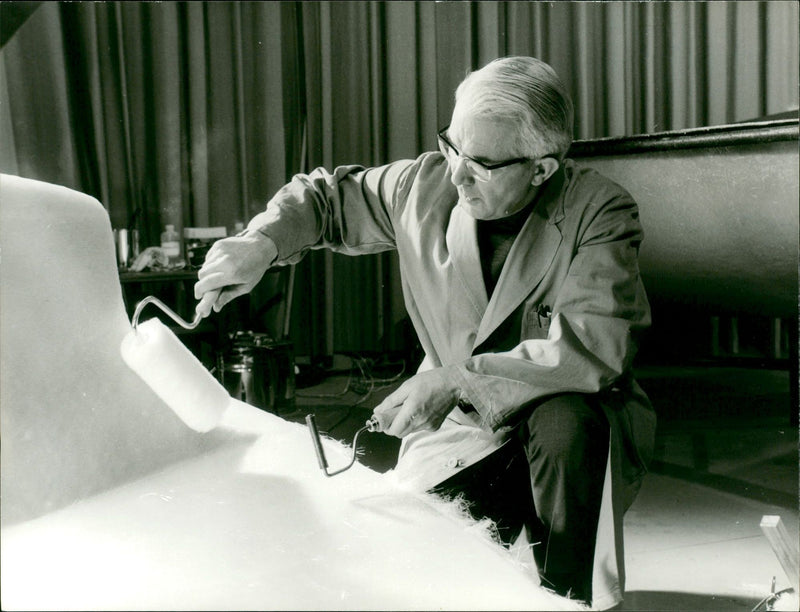 1997 MOES BUILDING CASKS OUR MODEL KIT BUILD SAILBOAT MAD - Vintage Photograph