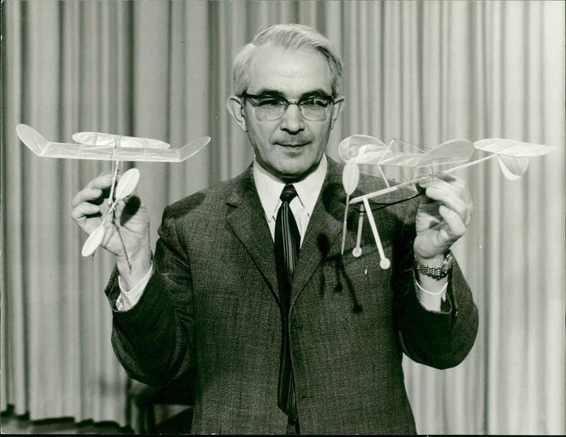 MOES MODEL BUILDING CASKS OUR HODELL BUILDER HAI ARD FRIEDRICH KARL RIESS - Vintage Photograph