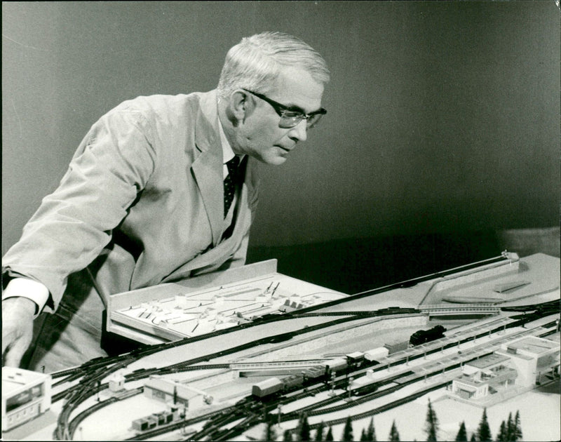 MOES BUILDING CASKS OUR MODEL KIT DISPLAY - Vintage Photograph