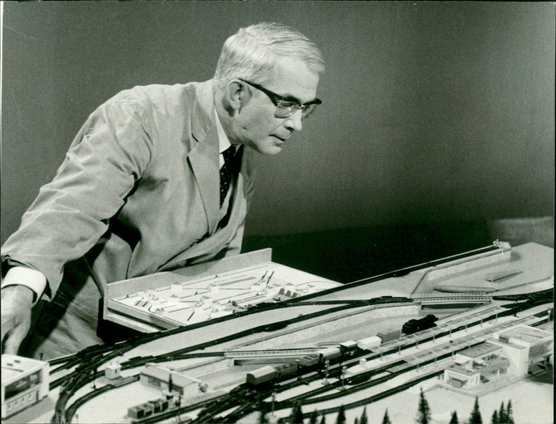 MOES MODEL BUILDING CASKS THIS BROADCAST RAILWAY TRACKS AVAILABLE - Vintage Photograph