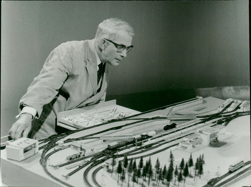 MOES MODEL BUILDING CASKS CRAFT FRIEDRICH KARL RIES ETSETZ - Vintage Photograph