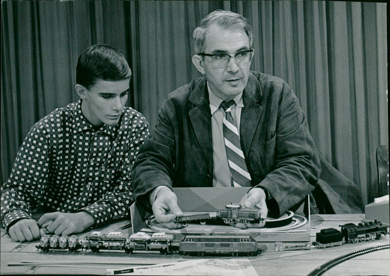 MOES MODEL BUILDING CASKS BIG HIT AND - Vintage Photograph