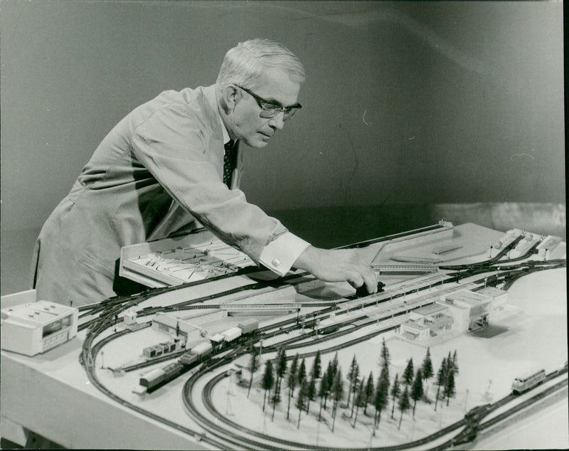 MOES MODEL BUILDING CASKS ARE USED PRODUCTION - Vintage Photograph