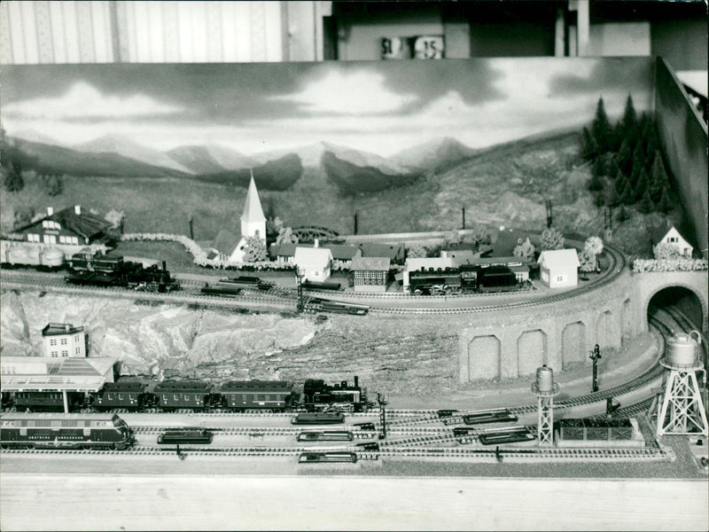 MOES MODEL BUILDING CASKS ARE USED MAKE WINE AND BEER CAN - Vintage Photograph