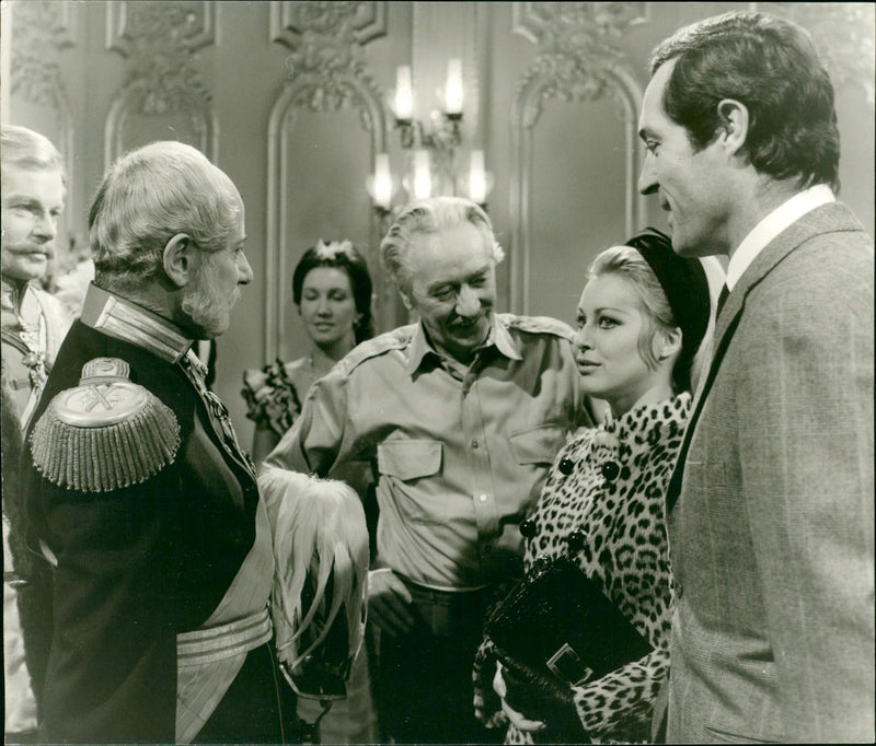 MEET ANDER WATERBAUT COLLEAGUES BATERKANT EDGE ALBERT FILM - Vintage Photograph