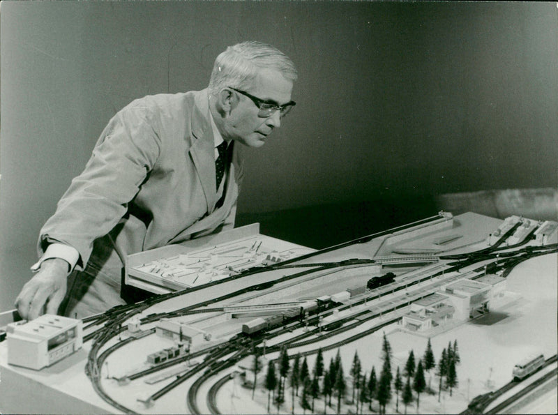 MODEL BUILDING LOAD FRIEDRICH KARL RIES SHOWS PLANT THA - Vintage Photograph