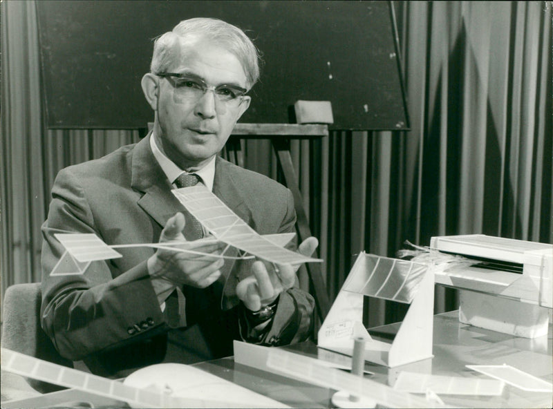 BUILDING MADE FRIEDRICH KARL RIES OUR MODEL KIT IOII ARD BASTEISEDAUNG - Vintage Photograph