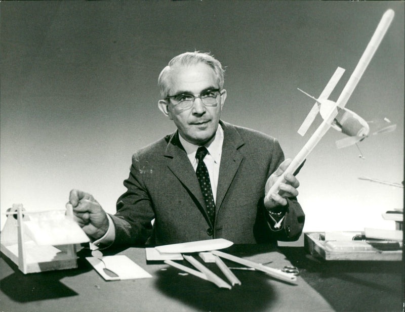 BUILDING TASTED FRIEDRICH KARL RIES OUR MODEL KIT CRAFTSMANS - Vintage Photograph