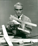 MODEL BUILDING TASTED FRIEDRICH KARL RIES MAKES THIRTY CENTIMETRE LONG - Vintage Photograph