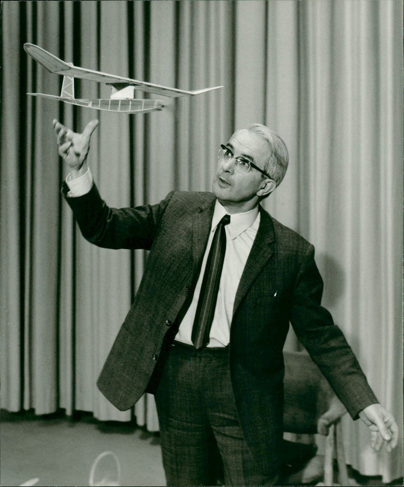 BUILDING TASTED FRIEDRICH KARL RIES MODEL KIT SHOWS HOW BUILD HULL - Vintage Photograph