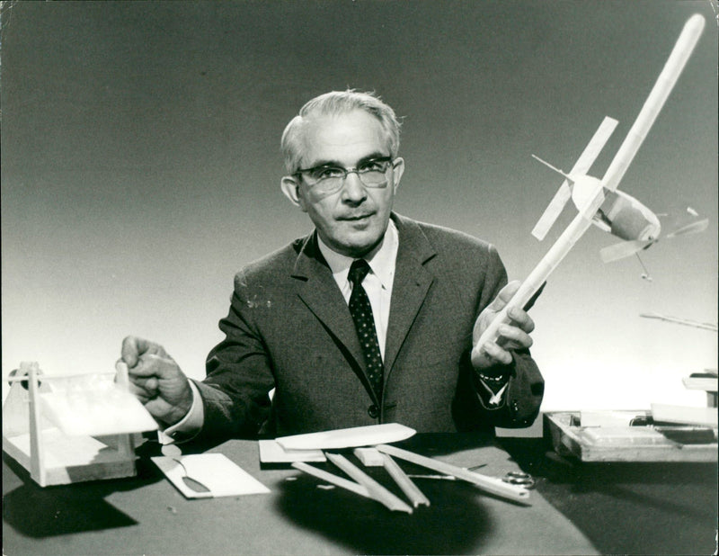 BUILDING TASTED FRIEDRICH KARL RIES OUR MODEL KIT CRAFTSMANSHIP ARD - Vintage Photograph