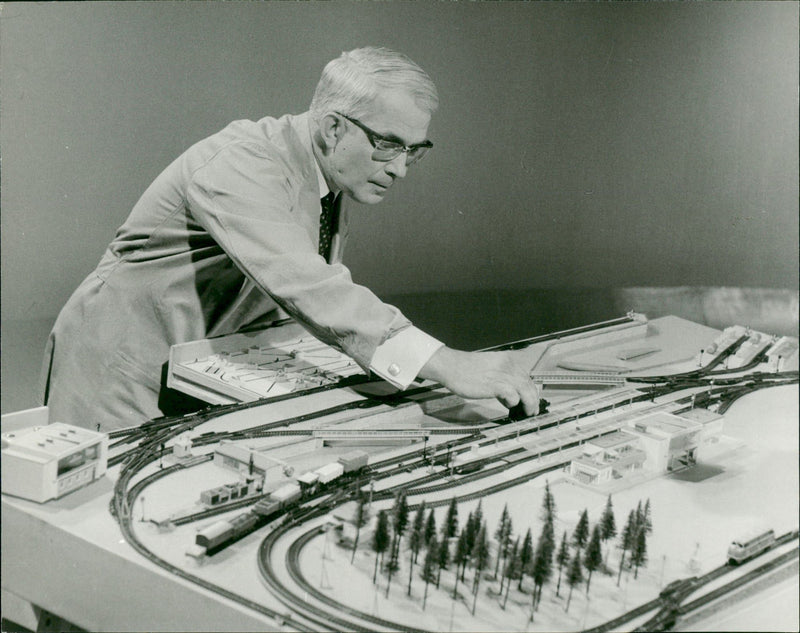 MODELKLAUTADENS FRIEDRICH KARL RIES GERMAN MODEL CON - Vintage Photograph