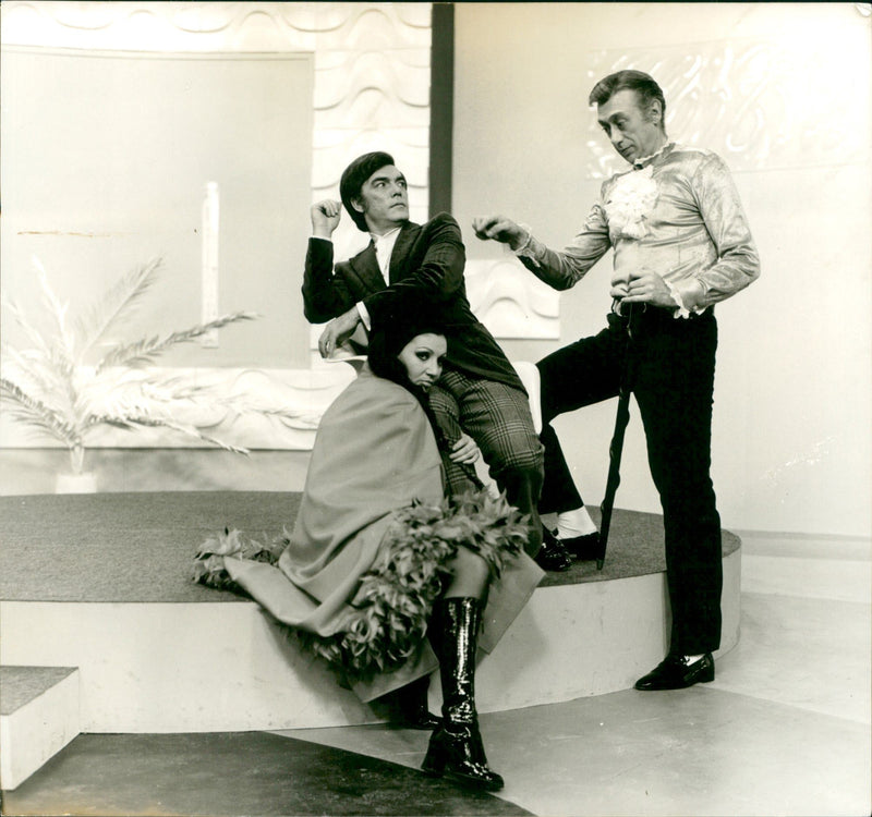 SVOUMER LOUISE MARTINI AND ERIK SCHUMANN COSTAR FILM BAS - Vintage Photograph