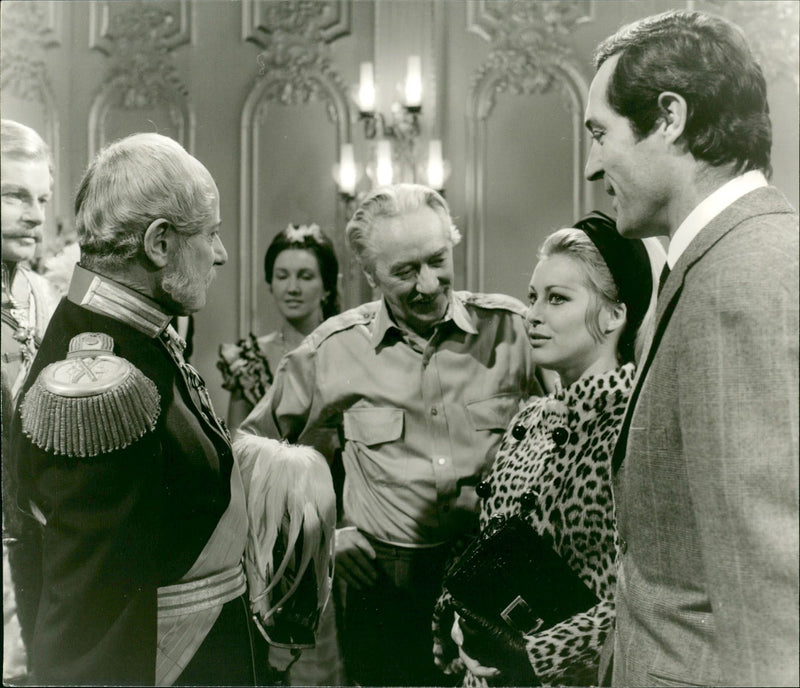 COLLEAGUES MEET ANDER WATERBAUT ATELIER FILMED ALBERT - Vintage Photograph