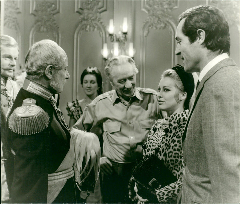 COLLEAGUES MEET ANDER WATERBAUT ATELIER SHOT ALBERT FILM - Vintage Photograph