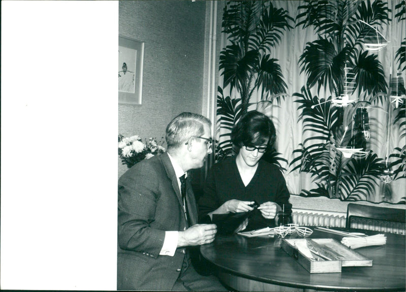 KARL RIES OUR MODEL BUILDING LOAD FRIEDRICH FOUND - Vintage Photograph