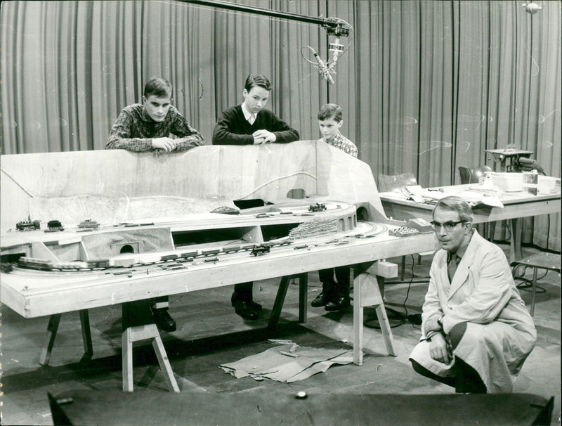 BUILDING LOAD FRIEDRICH KARL RIES OUR MODELBAU BOX EPISODE FRIEDRIC - Vintage Photograph