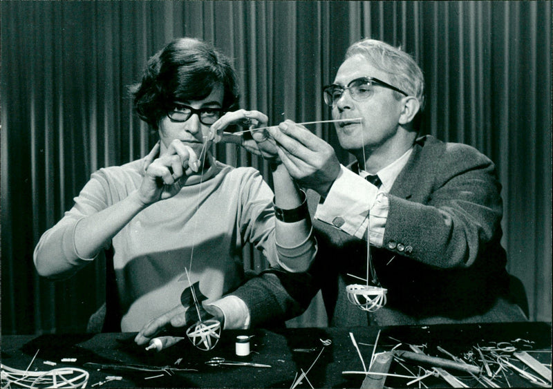 MODEL BUILDING LOAD FRIEDRICH KARL RIES AND DAUGHTER BARBARA WUS HOW - Vintage Photograph