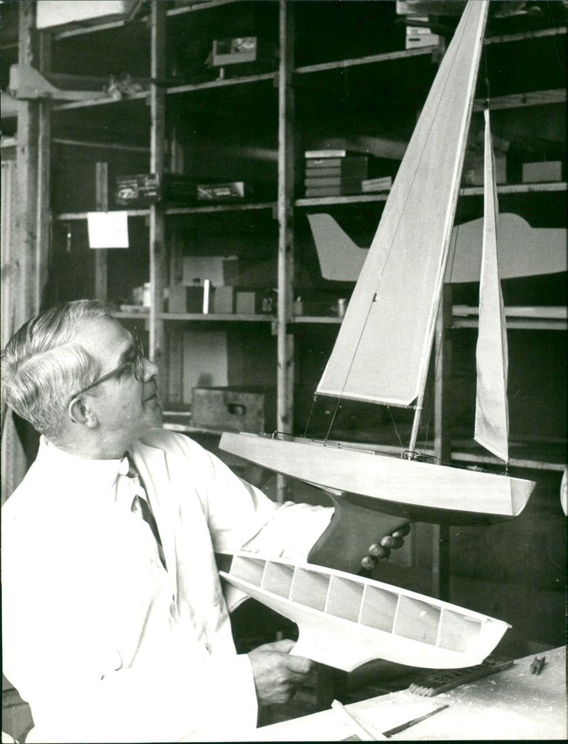 RIES OUR MODEL BUILDING LOAD FRIEDRICH KARL MET - Vintage Photograph