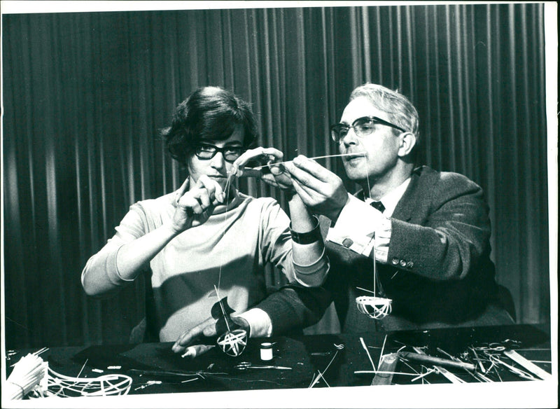 KARL RIES OUR MODEL BUILDING LOAD FRIEDRICH FOUND - Vintage Photograph