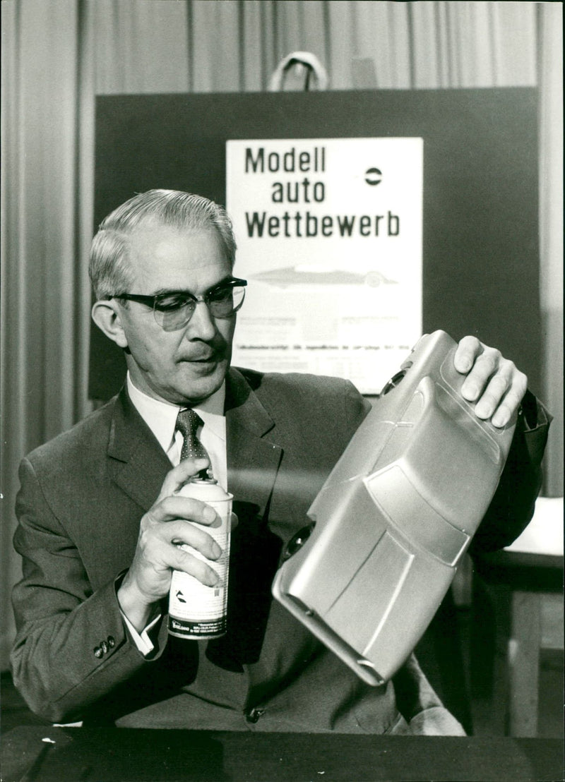 BUILDING LOAD FRIEDRICH KARL RIES MODEL CAR COMPETITION AND SHE LIEHE FIL - Vintage Photograph