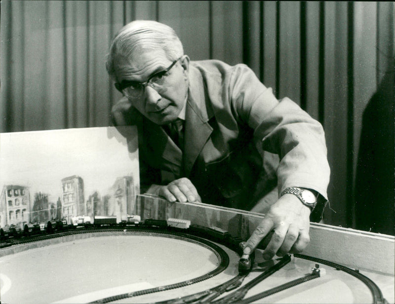 LOAD FRIEDRICH KARL RIES OUR MODEL BUILDING KIT CRAFT - Vintage Photograph