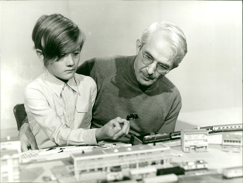 MODEL BUILDING TASTED FRIEDRICH KARL RIES PLUMPAQUETSCH - Vintage Photograph