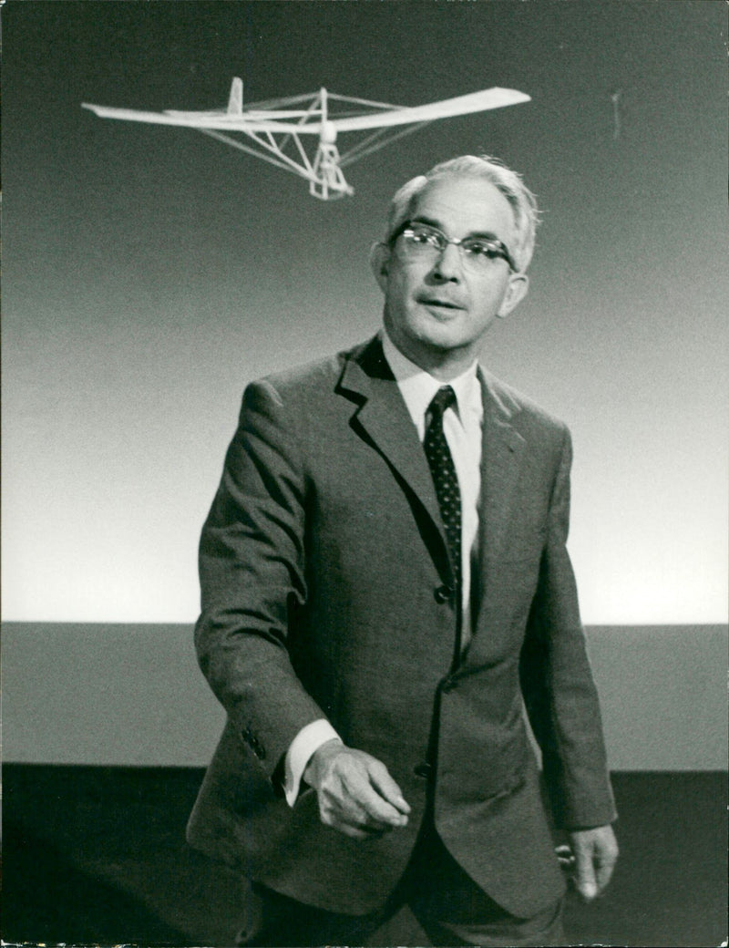 BUILDING TASTED FRIEDRICH KARL RIES OUR MODEL BUILDER KIT - Vintage Photograph