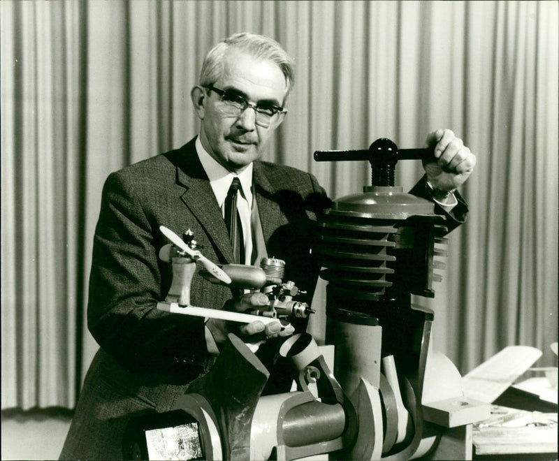 BUILDING TASTED OUR MODEL KIT FRIEDRICH KARL RIES PUS HIS FLIGHT - Vintage Photograph