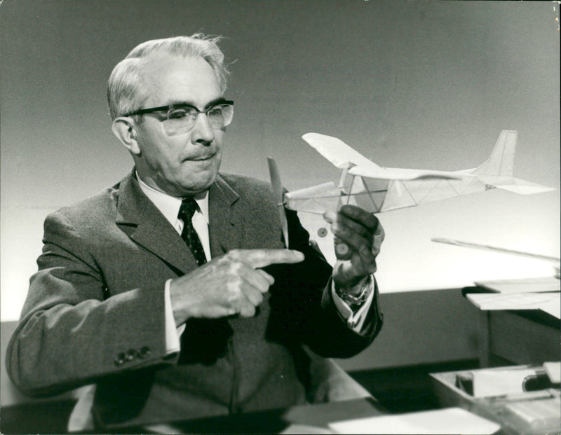 MODEL BUILDING TASTED FRIEDRICH KARL RIES MAKES THIRTY CENTIMETRE LONG - Vintage Photograph