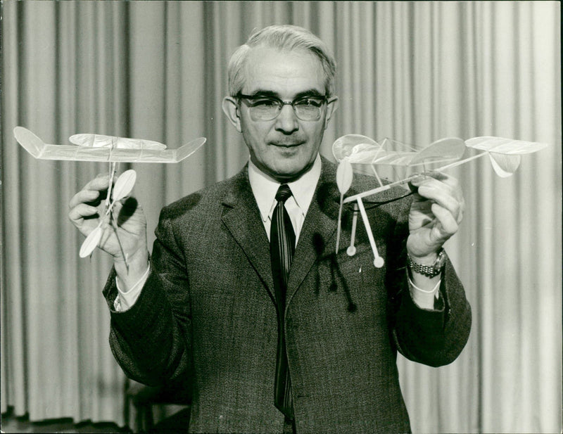 MODEL BUILDING TASTED KARL RIES OUR HODELL BUILDER ARD HAI FRIEDRICH - Vintage Photograph