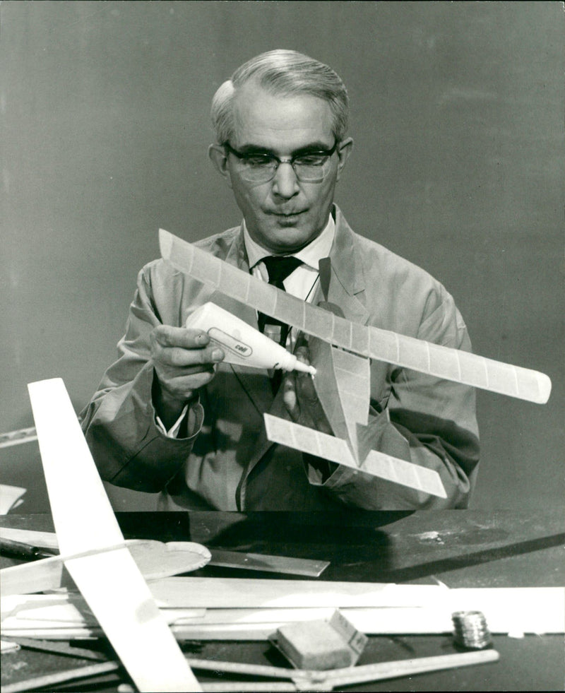 MODEL BUILDING TASTED KARL FRIEDRICH KAR MAKING RIES THIRTY CENTIMETRE - Vintage Photograph