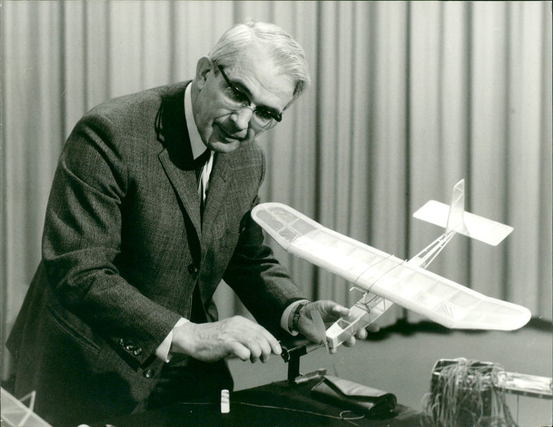 BUILDING TASTED FRIEDRICH KARL RIES OUR MODEL KIT SHOWS HOW BUILD - Vintage Photograph