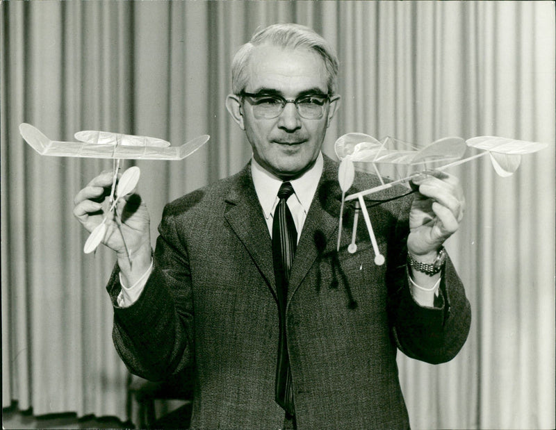 MODEL BUILDING TASTED KARL RIES OUR HODELL BUILDER HAI ARD FRIEDRICH - Vintage Photograph