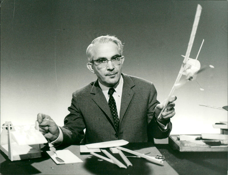 BUILDING TASTED FRIEDRICH KARL RIES OUR MODEL KIT CRAFTSMANSHIP ARD - Vintage Photograph