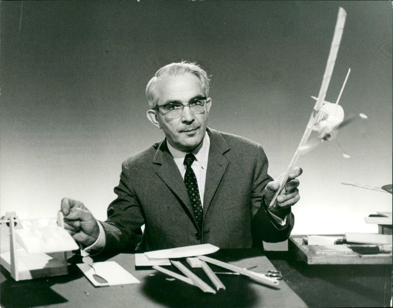 BUILDING TASTED FRIEDRICH KARL RIES MODEL AIRCRAFT GLIDE RUBBER PROPELL - Vintage Photograph