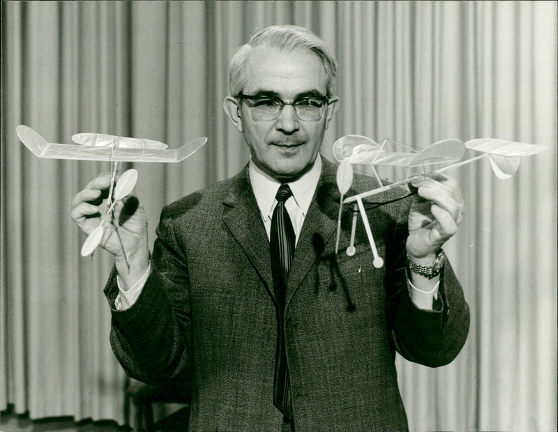 BUILDING TASTED KARL RIES OUR MODEL KIT LAI ARD FRIEDRICH YARL RIESS BUILD - Vintage Photograph