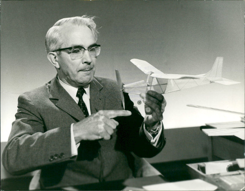 MODELKLAUTADENS KARL RIES FRIEDRICH KAR MAKING THIRTY CENTIMETRE LONG - Vintage Photograph