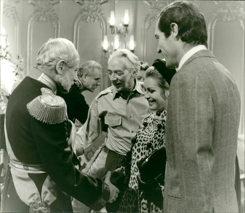 COLLEAGUES MEET ANDER WATERBAUT ATELIER FILMED ALBERT - Vintage Photograph