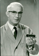 MODEL BUILDING LOAD FRIEDRICH KARL RIES MINIATURE DISENBAHN COMES OUT - Vintage Photograph