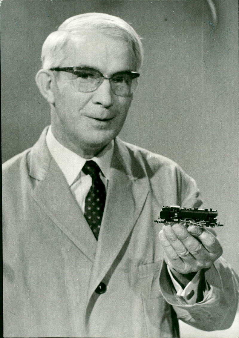 MODEL BUILDING LOAD FRIEDRICH KARL RIES MINIATURE DISENBAHN COMES OUT - Vintage Photograph