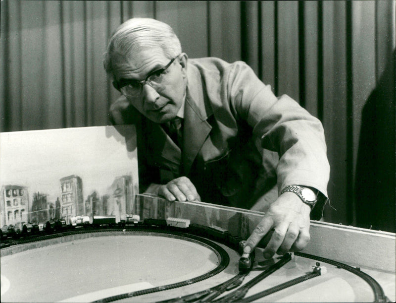 BUILDING LOAD KARL RIES OUR MODEL KIT CRAFT FRI - Vintage Photograph